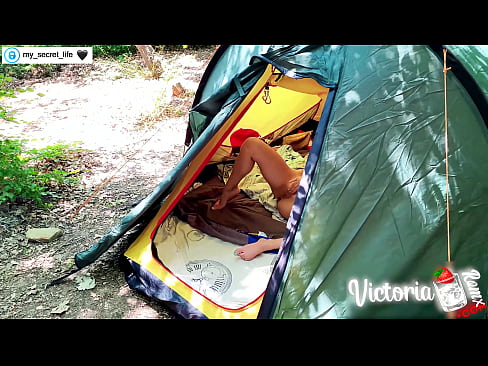 ❤️ Op kamera verfilm Passievolle ruk vreemdeling in 'n tent ❤️❌ Superpornografie by ons ﹏