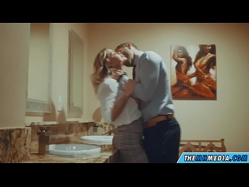❤️ Wanneer 'n rondborstige blondine jou in 'n openbare toilet verlei ❤️❌ Superpornografie by ons ﹏